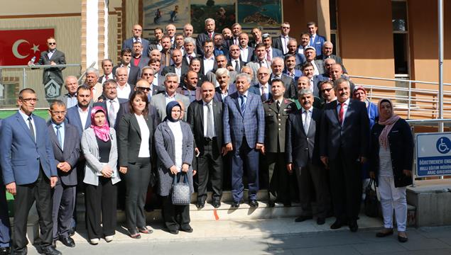 19 Ekim Muhtarlar Günü dolayısıyla Atatürk anıtına çelenk sunan muhtarlar