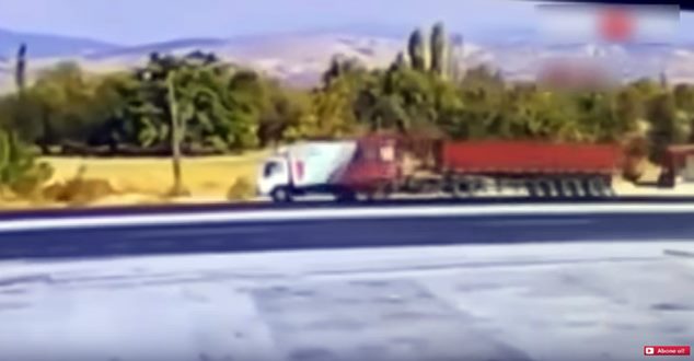 Isparta'da yol kenarında park halindeki kamyonet, arkadan gelen TIR'ın çarpması