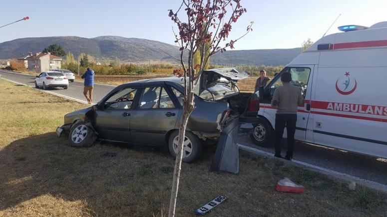 Isparta’nın Şarkikaraağaç ilçesindeki Çevre yolunda iki otomobilin çarpışması sonucu kaza