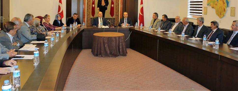 Düzenlediği köy gezileri, mahalle ziyaretleri ve toplantılarda sık sık muhtarlarla