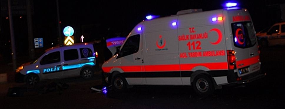 Isparta’da yağış nedeniyle kayganlaşan zeminde kontrolden çıkan otomobil, 2 ağaca