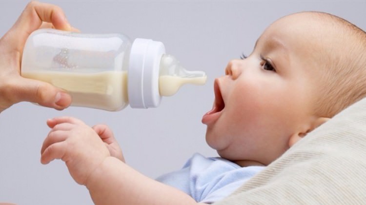 Bebeğinizin dişleri üzerindeki kahverengi lekelerin aslında diş çürüğü olduğunu söyleyen