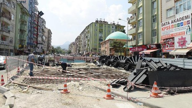 Saat Kulesi Özkanlar Kavşağından sökülüyor