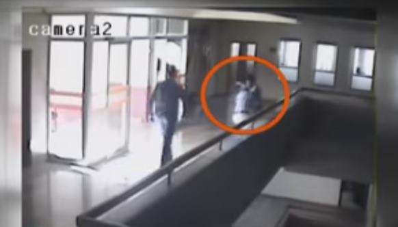 Yalvaç’ta bir şahıs elinde bıçak ve satırla suçsuz insanlara saldırıyor.