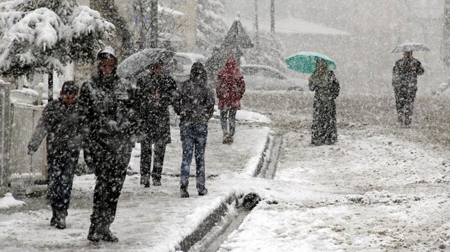 Isparta’da sabah saatlerinde etkili olan kar yağışı nedeniyle bazı yollarda