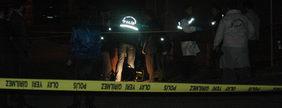 Cumartesi gecesi gençler arasında çıkan kavgaya baba karışınca bıçaklar çekildi.