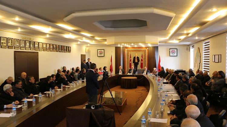 Isparta Valisi Şehmus Günaydın 2016 yılının son toplantısında muhtarlarla bir