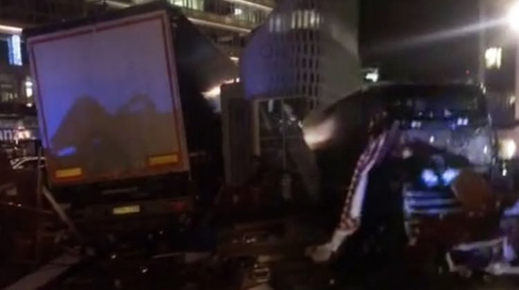 Berlin’de noel pazarına bir TIR’ın girdiği, en az 9 ölünün