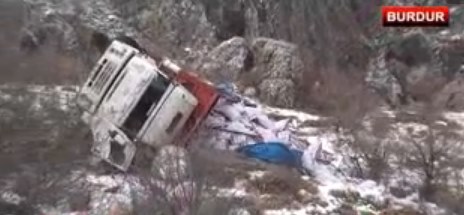 Burdur'da kar yağışıyla birlikte yollarda oluşan buzlanma beraberinde trafik kazalarını