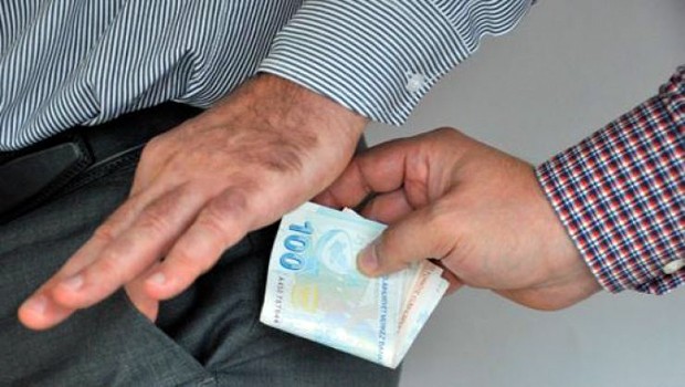 Isparta Belediyesinde görevli iki inşaat mühendisinin bir müteahhit tarafından rüşvet