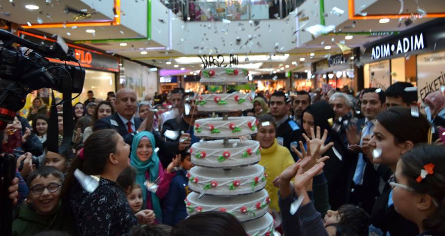 Iyaşpark AVM’de 7.yıl kutlamaları ziyaretçiler tarafından yoğun ilgi gördü. Saat