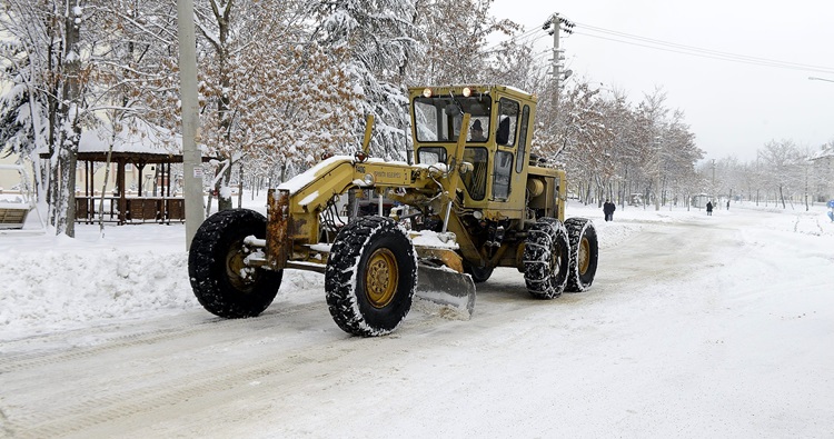 Isparta Belediyesi bugün saat 02.00’da başlayan kar yağışıyla birlikte karla