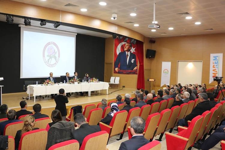 Vali Şehmus Günaydın muhtarlarla bir araya gelmeye devam ediyor. Vali