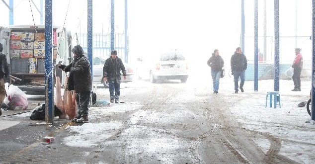 Isparta’da kar yağışı kentin en büyük semt pazarlarından Salı Pazarını