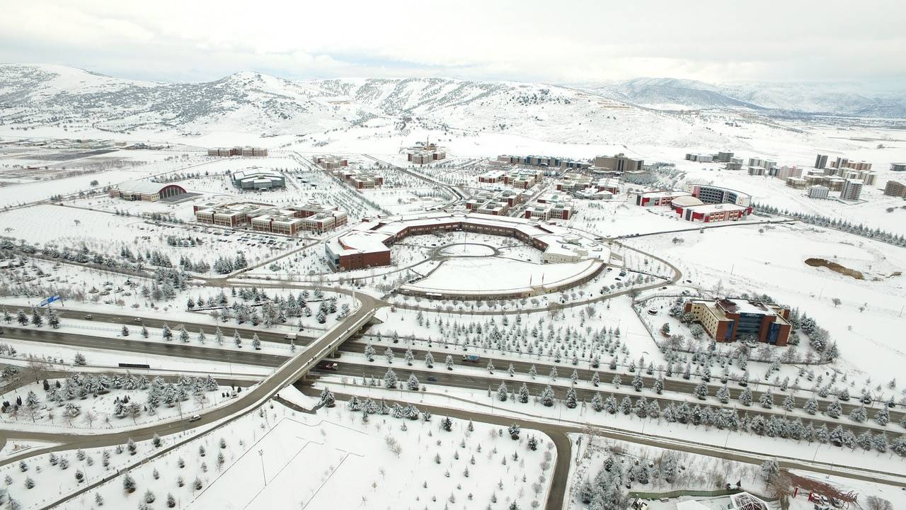Yeryüzüne usul usul inen kar taneleri, herkesin sevinç kaynağıdır. Kar yağınca,
