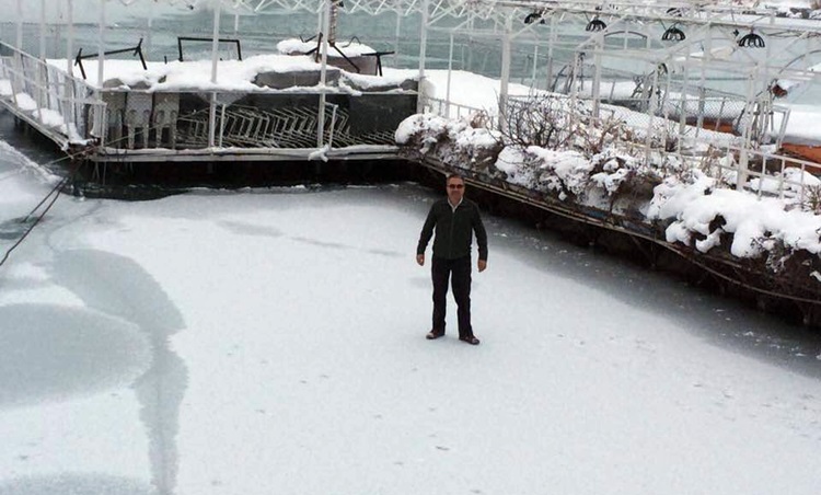 Isparta’da kar yağışıyla birlikte etkisini sürdüren soğuk hava Eğirdir Gölü’nün