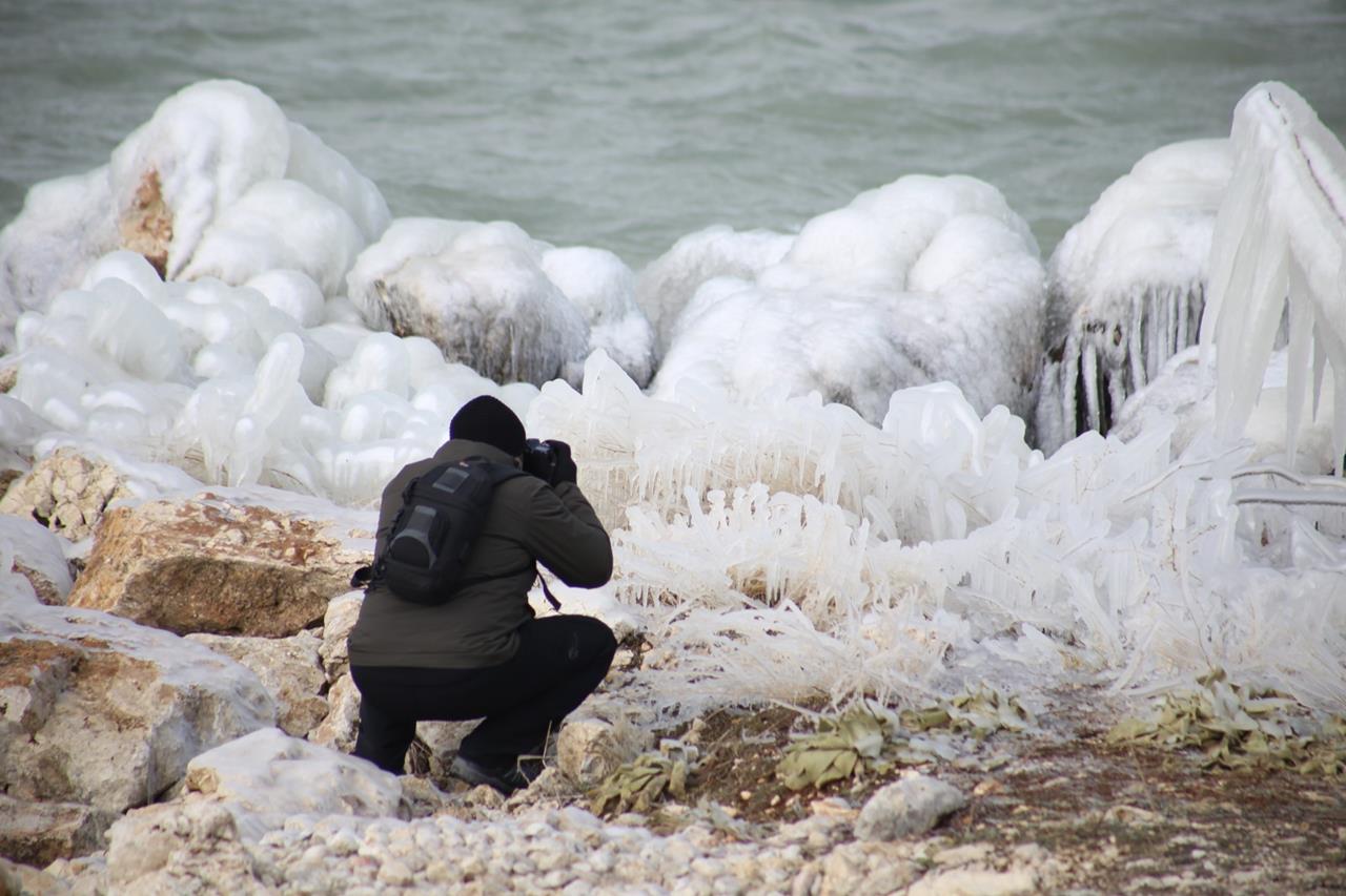 Isparta’nın Eğirdir ilçesinde etkili olan soğuk hava ve rüzgar nedeniyle