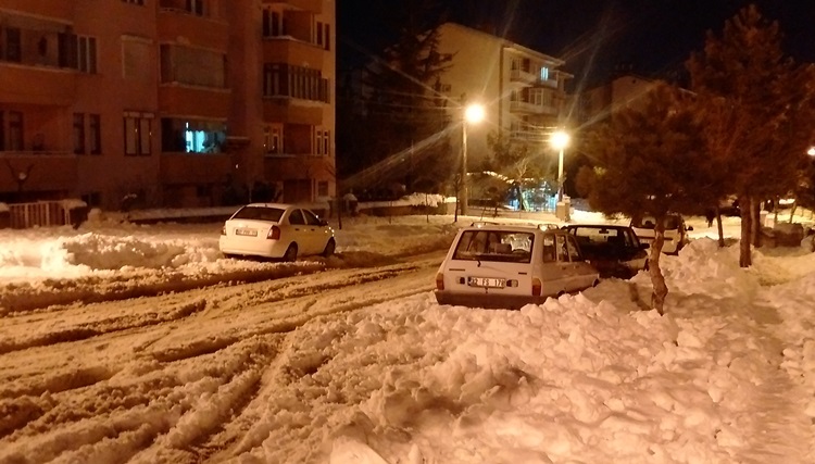 Isparta’da etkili olan kar yağışı hayatı olumsuz etkilerken, vatandaşlar belediyenin
