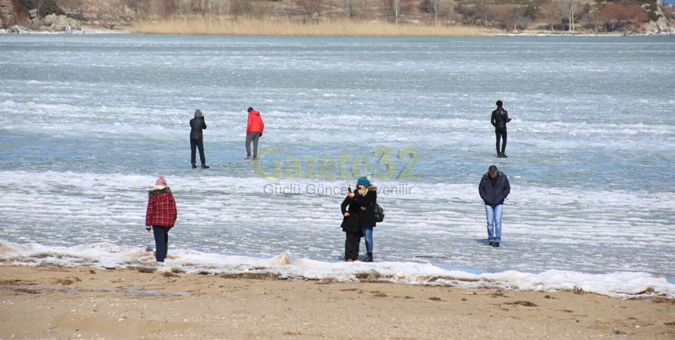 Isparta’da etkili olan soğuk hava nedeniyle Eğirdir Gölü buz tuttu.