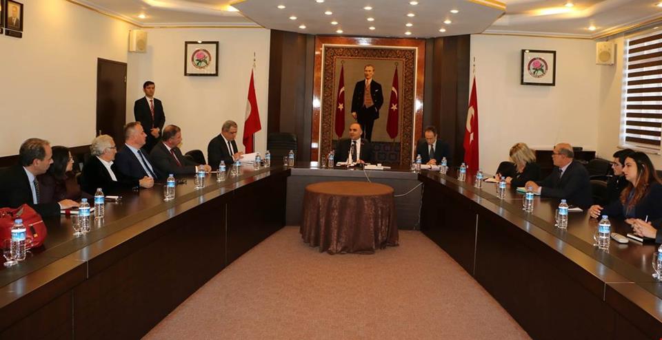 Isparta Valisi Şehmus Günaydın sanayici ve işadamlarıyla buluştu. Isparta Valiliğinde gerçekleştirilen