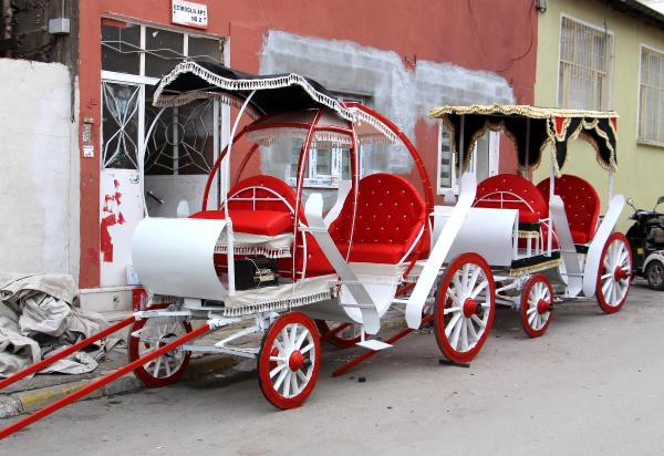 45 yaşındaki Zafer Erdal, hobi olarak başladığı fayton yapımını, gerek