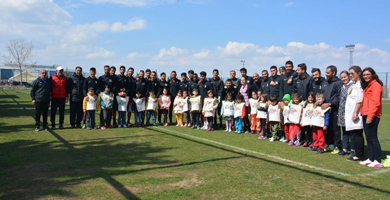 Çocuk Adası Kreş ve Gündüz Bakım Evi’nin minikleri, Isparta Davrazspor’u