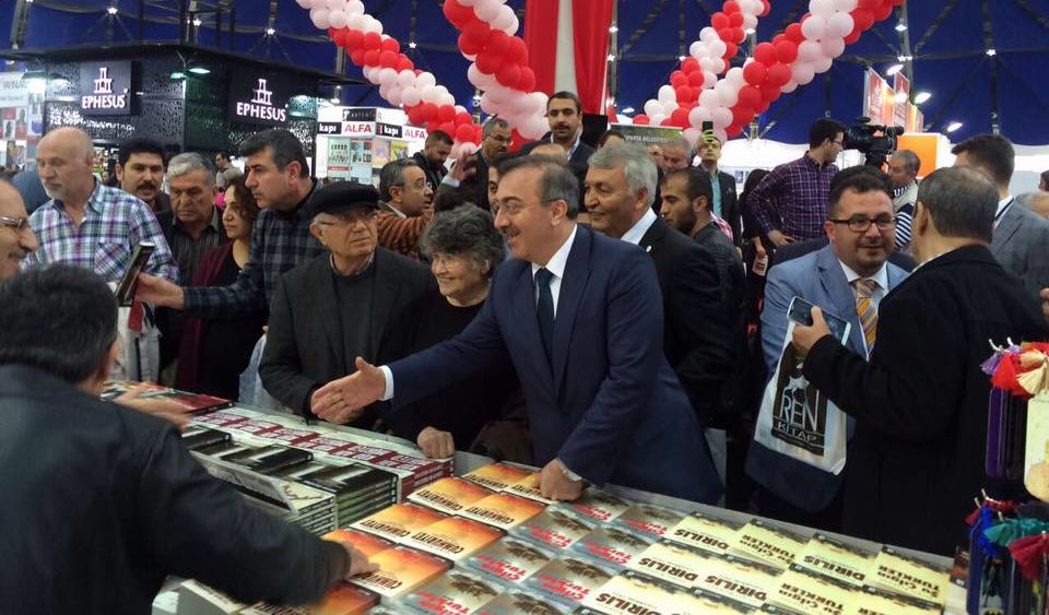 Isparta’da düzenlenen Isparta 1. kitap fuarını ziyaret eden AK Parti