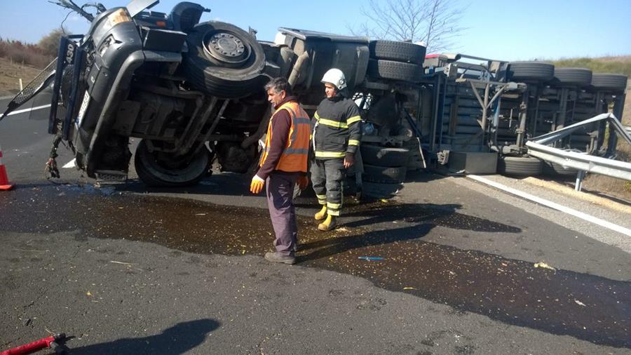 Isparta – Antalya karayolu (Dereboğazı) TIR yağışın etkisiyle kayganlaşan yolda