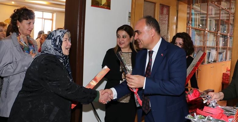 Dünya Kadınlar Gününde, Isparta Kadın Platformu üyeleri Vali Şehmus Günaydın