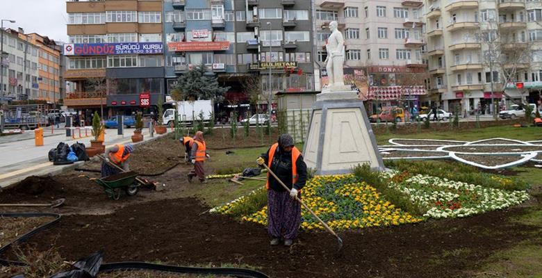 Isparta Belediyesi Park ve Bahçeler Müdürlüğü kavşaklara, orta refüjlere ve