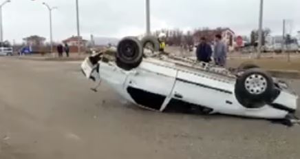 Isparta'nın Şarkikaraağaç ilçesinde patpat ile çarpışan otomobil orta refüje çarparak,