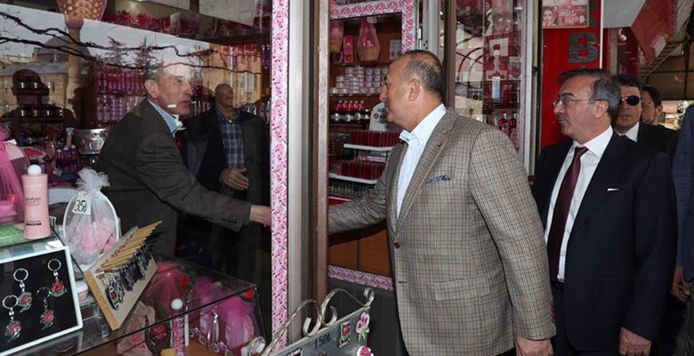 Dışişleri Başkanı Mevlüt Çavuşoğlu, Mimar Sinan Caddesi üzerinde bulunan esnafları ziyaret