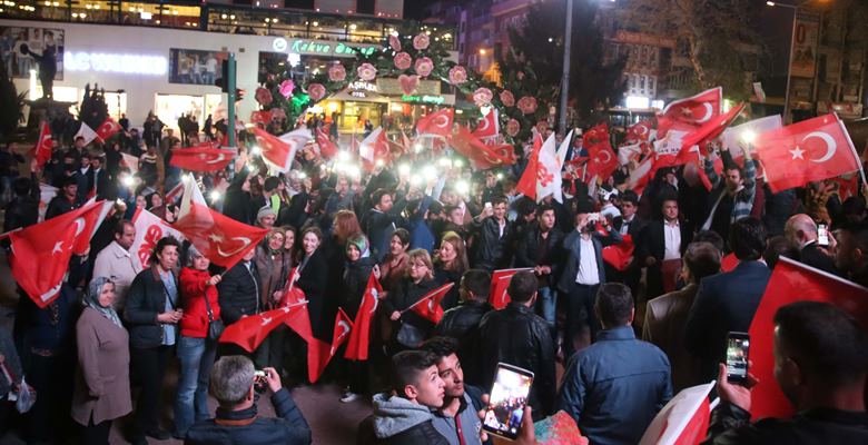 Anayasa değişikliği için yapılan halk oylamasında resmi olmayan sonuçlara göre