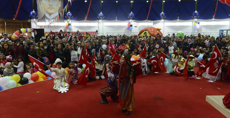 Isparta Belediyesince Gökkubbe Fuar ve Kongre Merkezinde düzenlenen 23 Nisan