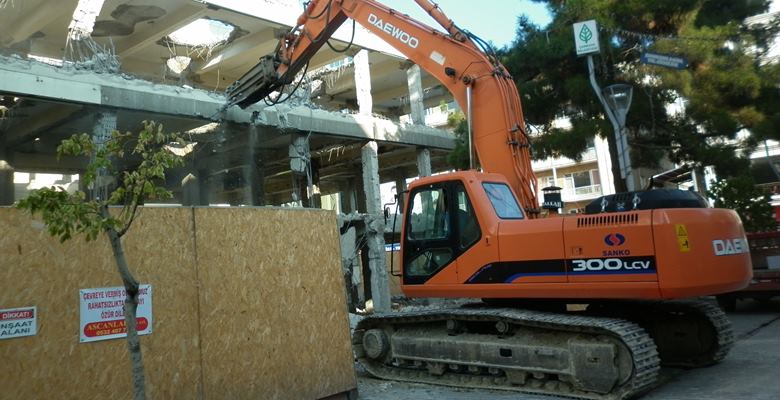 Halıkent Mahallesinde atıl bir vaziyette bulunan ve depreme dayanıklı olmayan