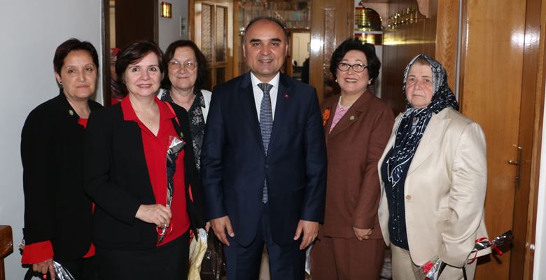 Vali Şehmus Günaydın Türk Anneler Derneği Isparta Şubesi üyeleriyle bir