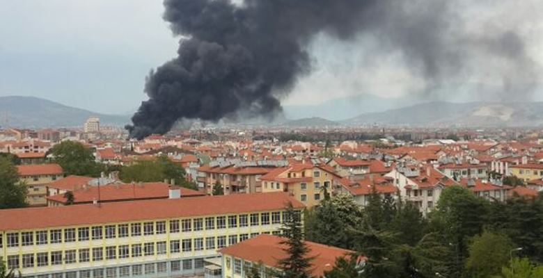 Isparta’da strafor malzemesinin bulunduğu bir depoda çıkan yangın itfaiye ekipleri