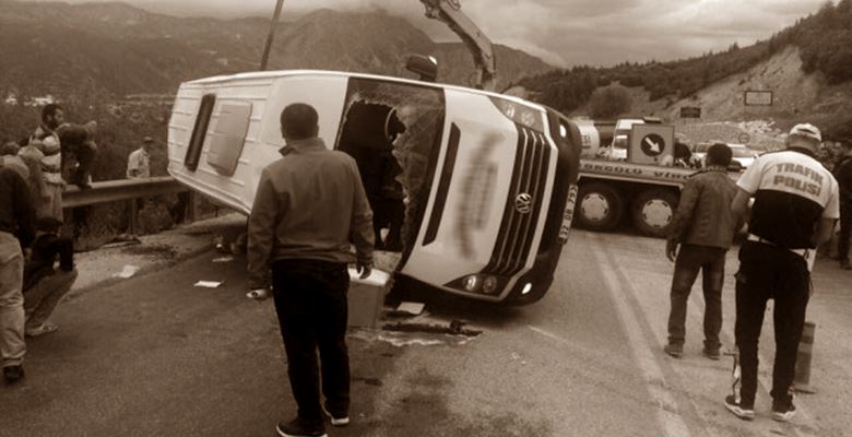 Isparta’da yolcu minibüsü ile bir kamyonun çarpışması sonucu meydana gelen