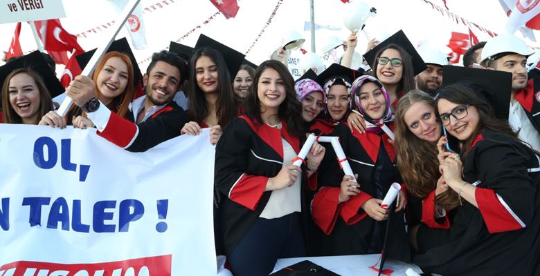 Süleyman Demirel Üniversitesi’nde (SDÜ) düzenlenen törende mezun öğrenciler, mehteran eşliğinde