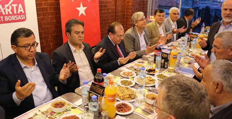 Isparta Ticaret Borsası’nın geleneksel olarak düzenlediği iftar programlarının ilki Yalvaç’ta