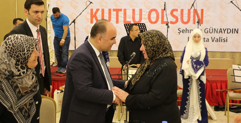 Anneler Günü etkinlikleri kapsamında Vali Şehmus Günaydın ve eşi Aysel