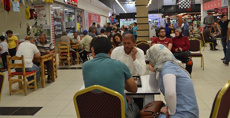En baba tavlacılar Iyaş Bulvar AVM’de Geleneksel Babalar Günü Tavla