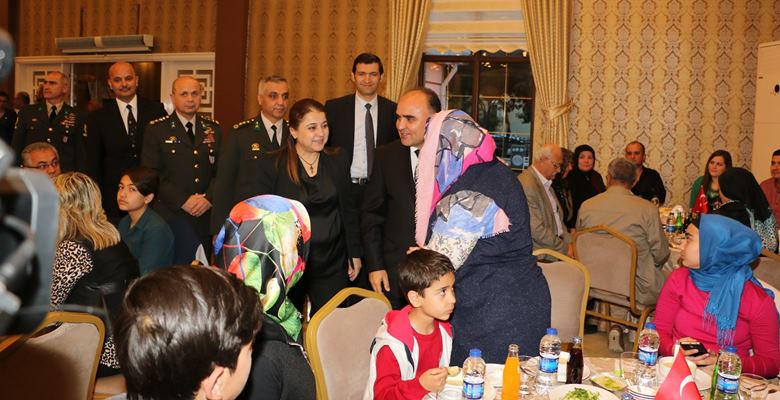 Şehit aileleri ve Gaziler onurlarına verilen iftar davetinde bir araya