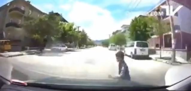 Isparta’da otomobil karşıdan karşıya geçmeye çalışan çocuğa çarptı. Kaza otomobilin