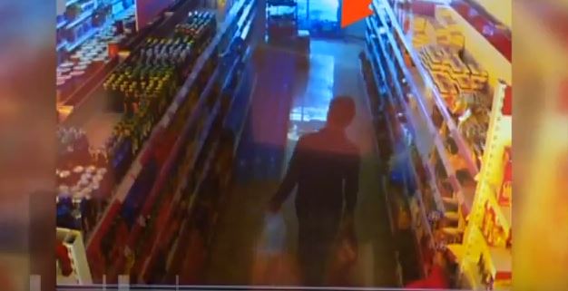 Yedişehitler Mahallesindeki bir markette hırsızlık olayı yaşandı. O anlar ise