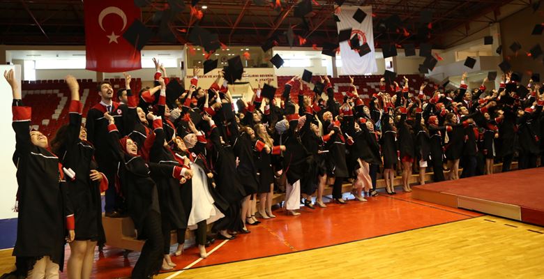 Süleyman Demirel Üniversitesi Tıp Fakültesi, büyük başarı ile eğitimlerini tamamlayan,