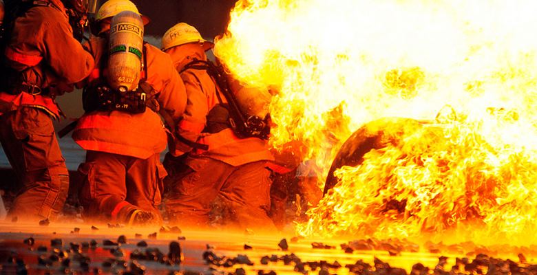 Isparta'nın Halife Sultan Mahallesinde bir ev alev alev yandı. Yangın