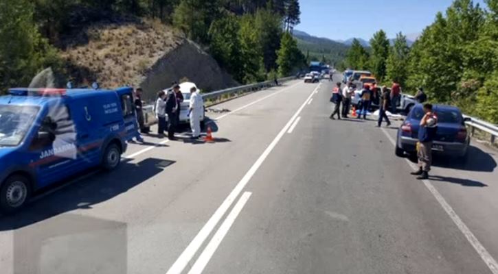 Isparta-Antalya yolunda trafik kazası meydana geldi. Meydana gelen kazada Isparta