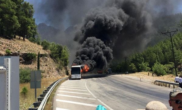  Isparta-Antalya karayolunda yaşandı. Kargı tünelleri mevkiinde bir yolcu otobüsünde