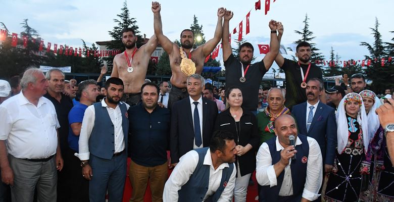 Isparta Belediyesi 3.Geleneksel Yağlı Pehlivan Güreşleri Festivalinde başpehlivanlığı finalde Nedim
